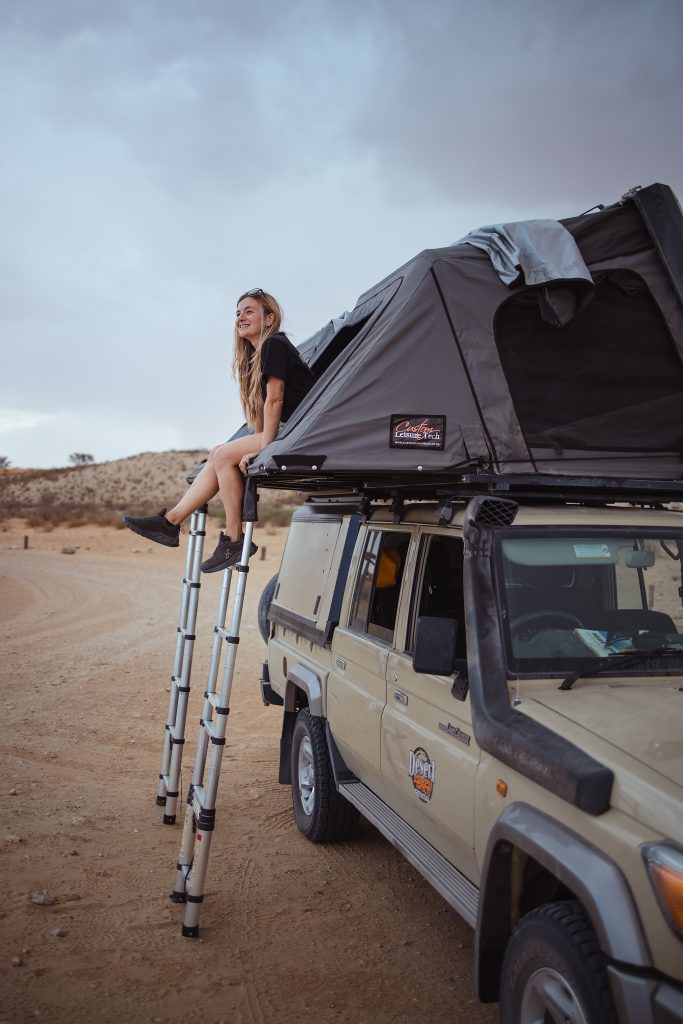 safari-nel-deserto-del-kalahari-tenda-jeep-sul-tetto