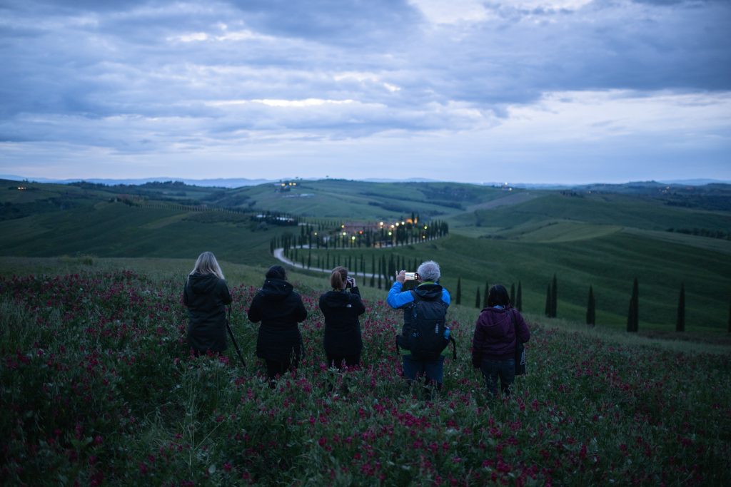 Workshop-primavera-in-Toscana-crete-senesi-val-d'orcia-paesaggio-backstage-casale
