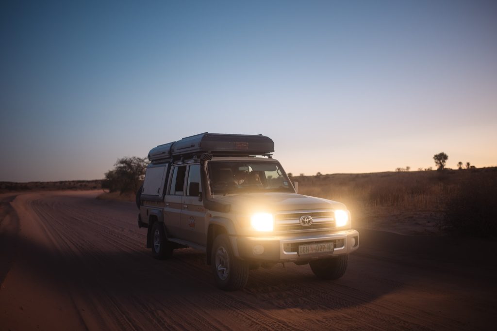 LION-KALAHARI-PHOTO-TOUR-south-africa-desert-mezzo-di-trasporto