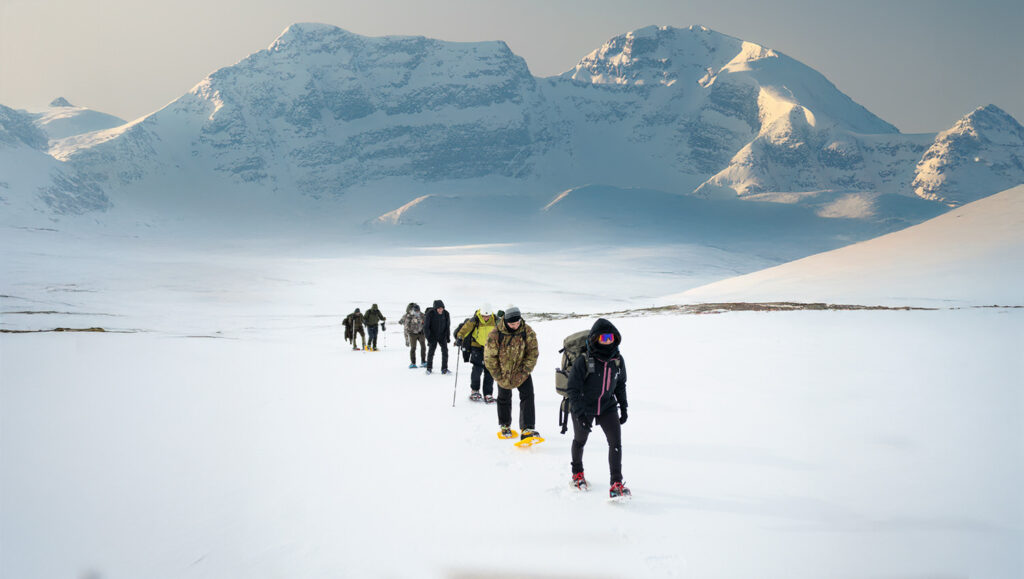 collage gruppo fotografico in camminata sulla neve in norvegia