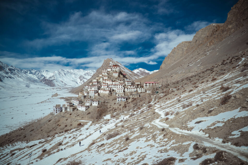 paesaggio innevato in himalaya nella spiti valley