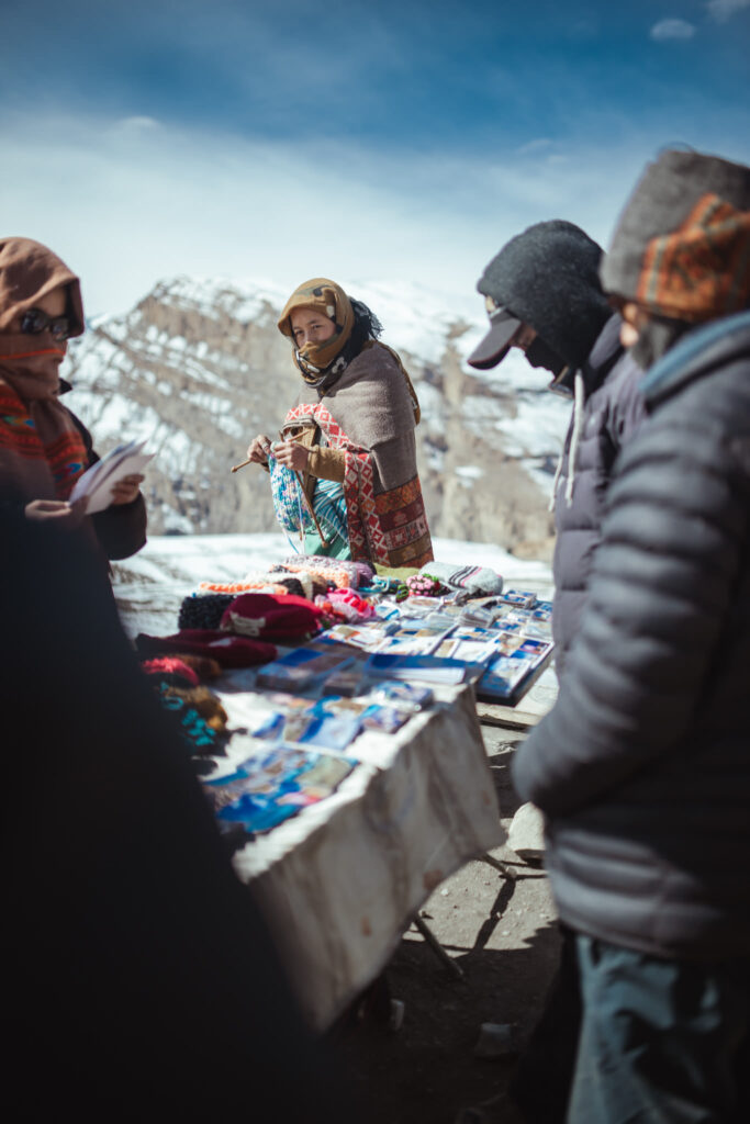 Persone che vendono prodotti tipici in himalaya nella spiti valley