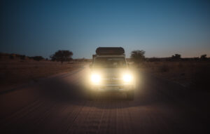 backstage safari fotografico in Jeep nel deserto africano