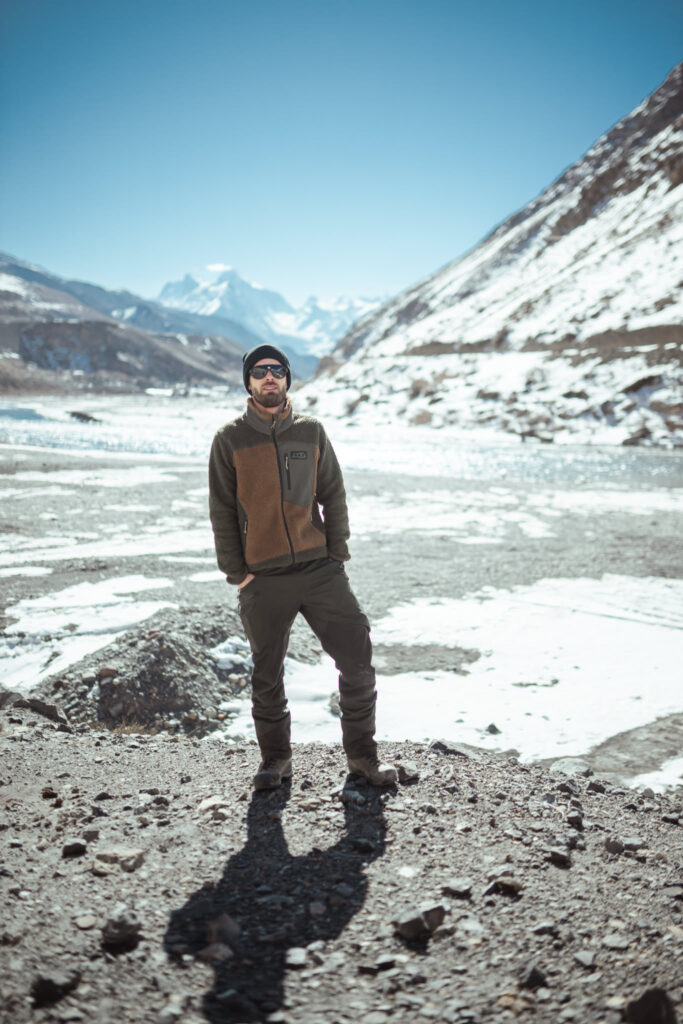Immagine di backstage che raffigura Jonathan Giovannini in ambiente montano nella Spiti Valley in India