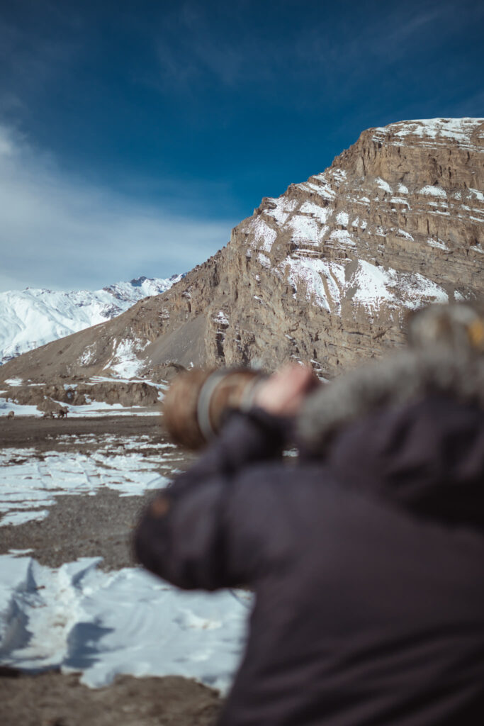 Immagine di backstage che raffigura Jonathan Giovannini in ambiente montano nella Spiti Valley in India
