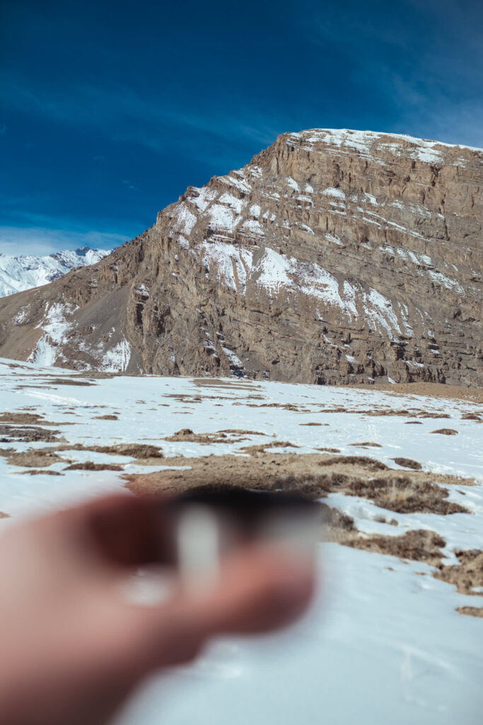 Immagine di backstage che raffigura Jonathan Giovannini in ambiente montano nella Spiti Valley in India