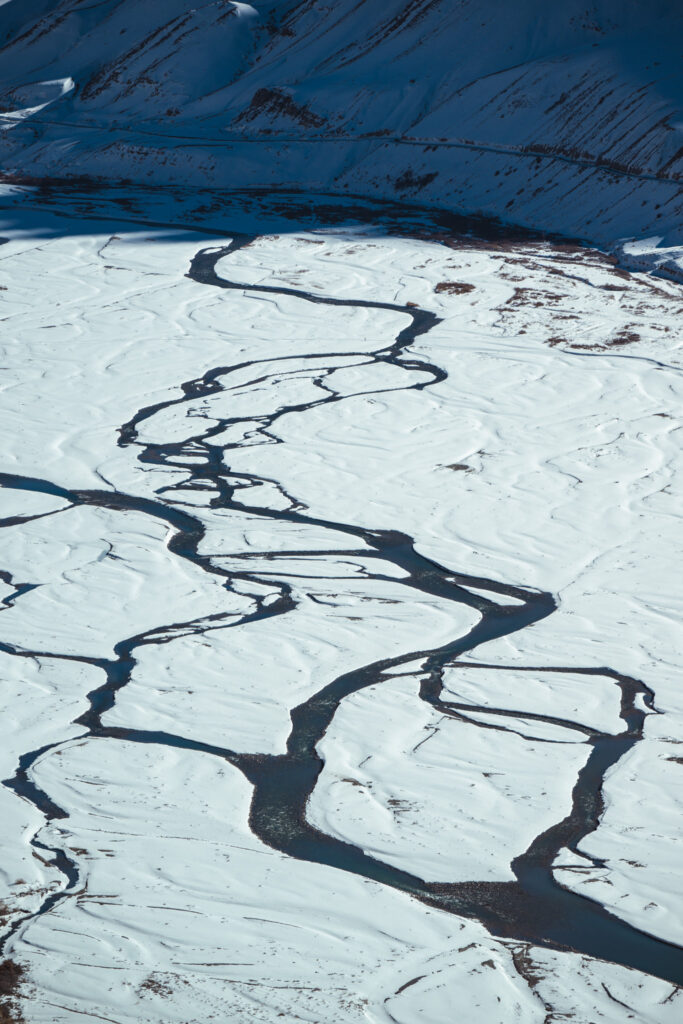 paesaggio innevato in himalaya nella spiti valley