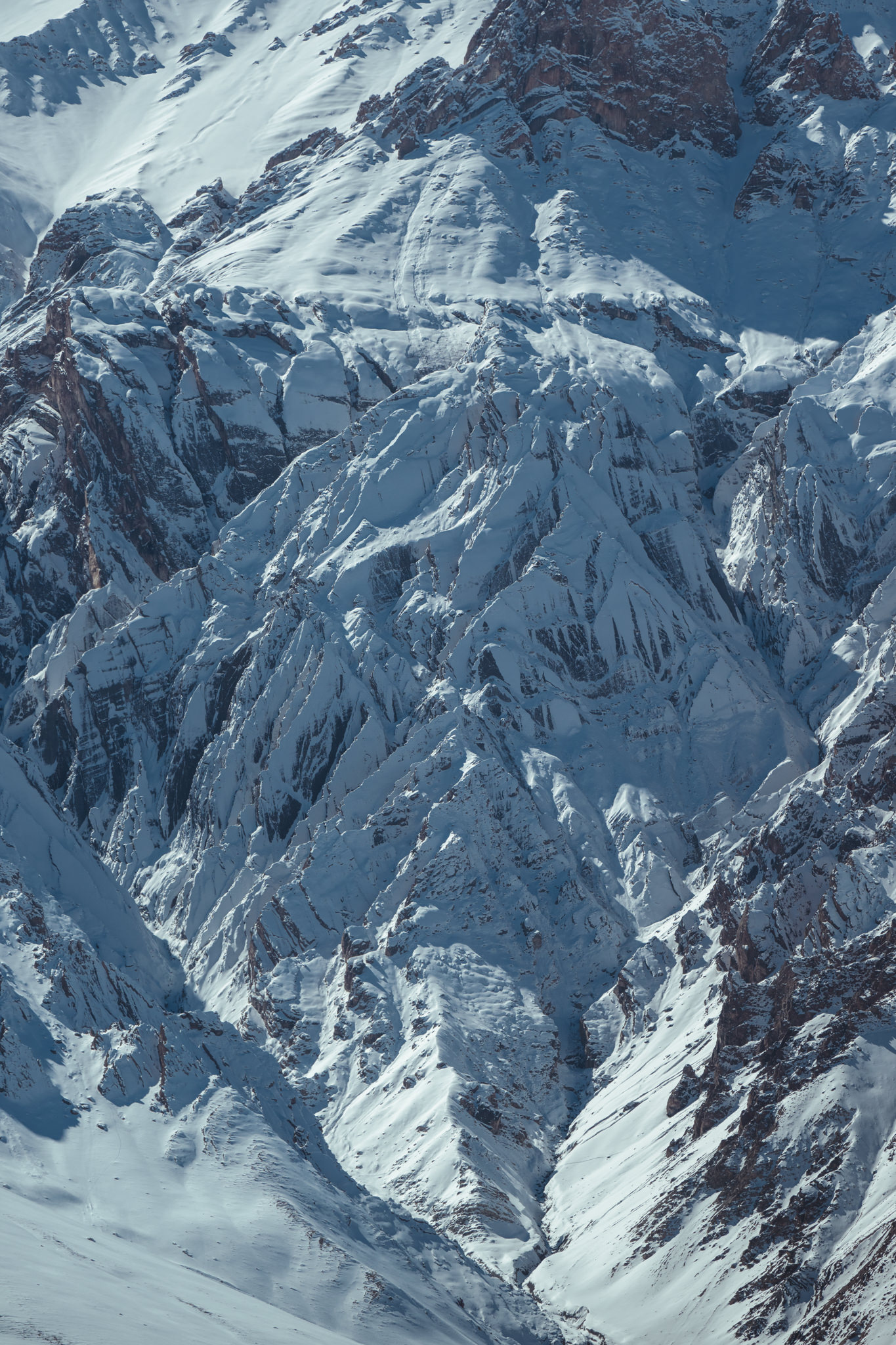 paesaggio innevato in himalaya nella spiti valley