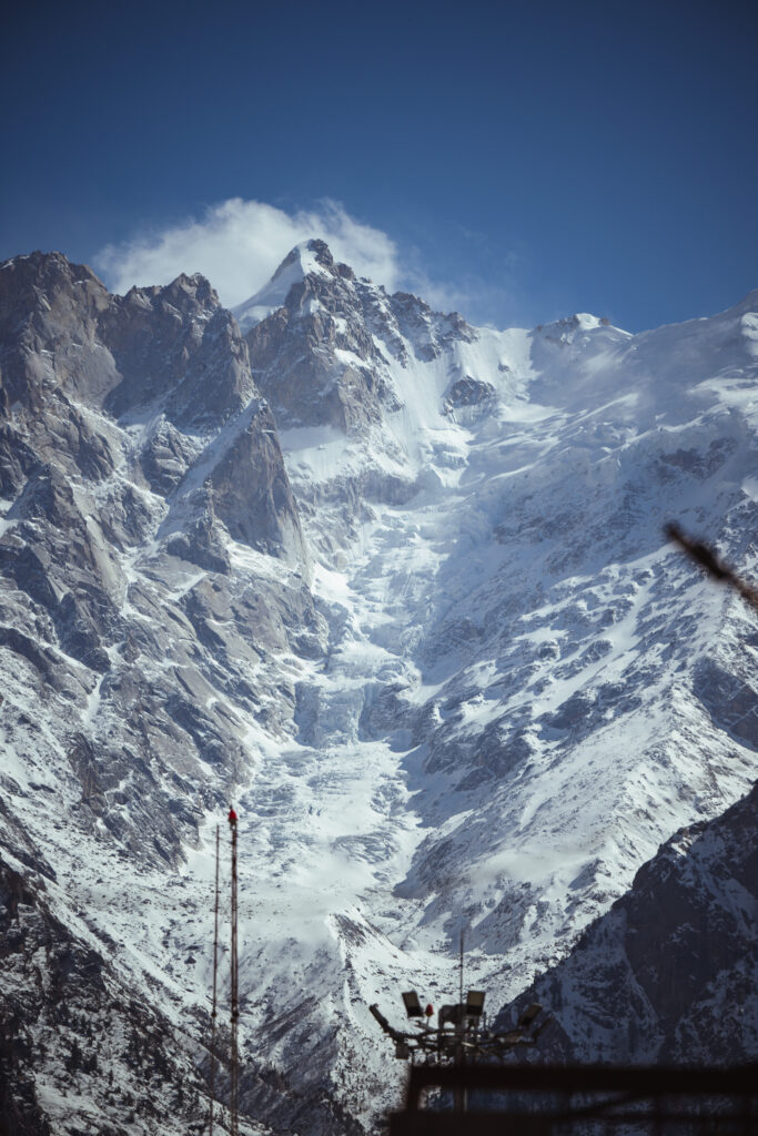 paesaggio innevato in himalaya nella spiti valley